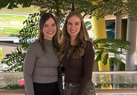 Auf dem Bild sind links Maike Bäumer und rechts Viktoria Munzke gesehen. Die beiden jungen Frauen lächeln in die Kamera.